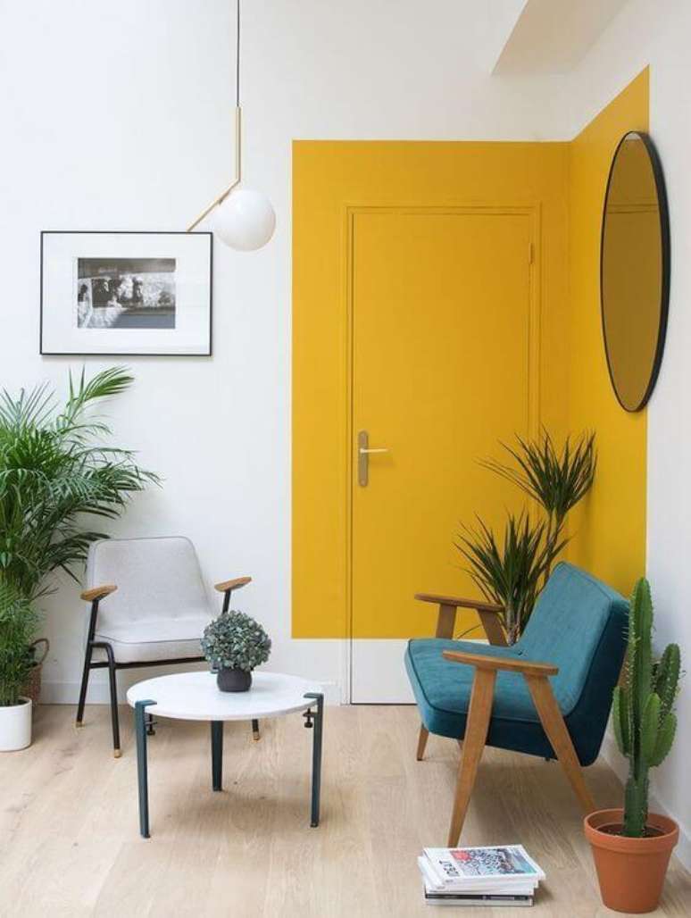 1. Fechadura para porta de madeira amarela – Via: Pinterest     