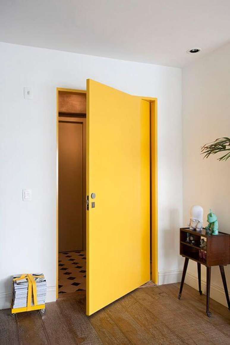 4. Fechadura para porta de madeira pintada de amarelo – Via: Pinterest