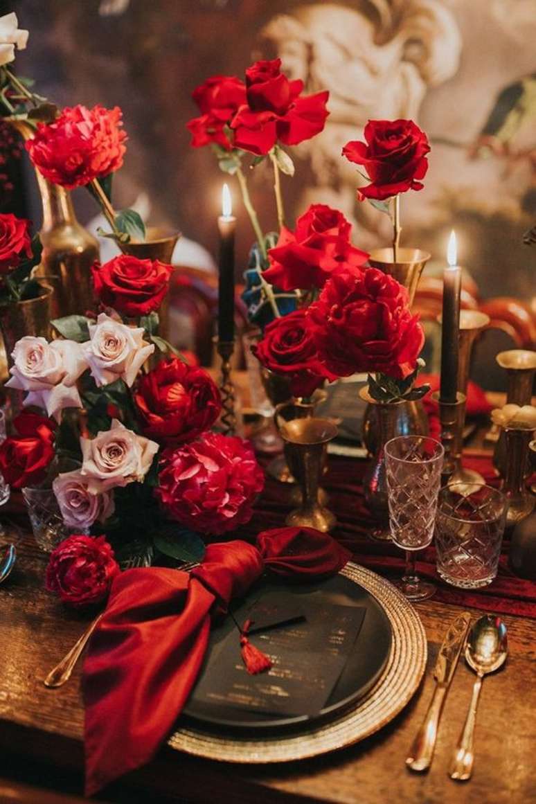 10. Jantar romântico decorado com rosas vermelhas – Via: The Weddign Playbook