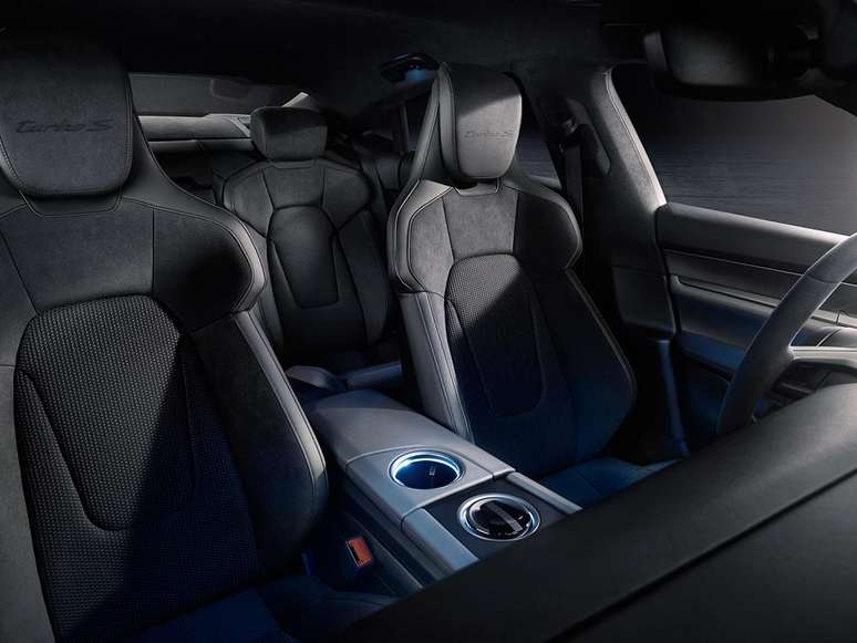 Interior para quatro pessoas, uma das diferen&ccedil;as no novo Porsche Taycan.