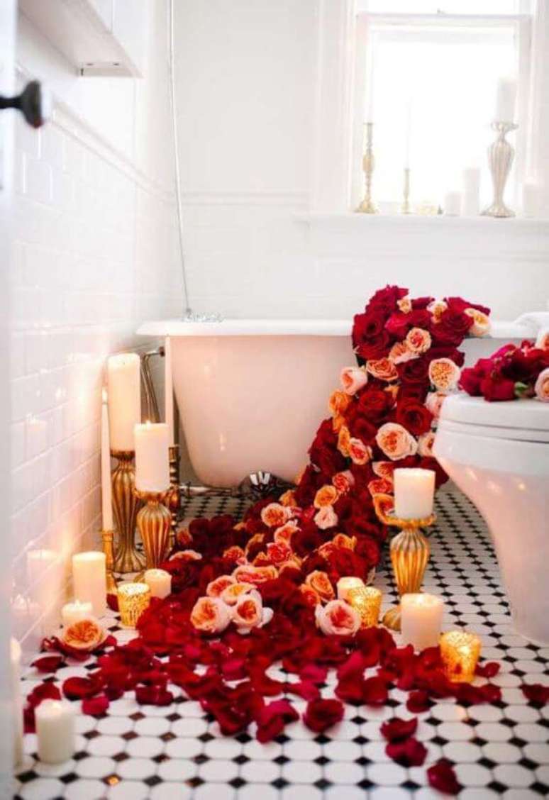 11. Pétalas de rosas decorando a banheira do quarto romântico – Via: Pinterest