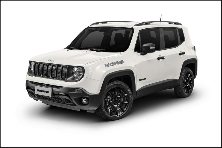 Jeep Renegade Moab traz pneus de uso misto, ganchos em preto e visual escurecido na grade e nas rodas de 17”. 