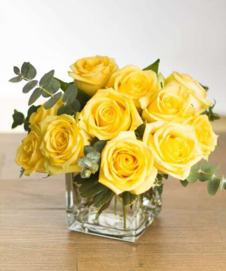 27. Vaso com rosa amarela na decora&ccedil;&atilde;o de casa &ndash; Via: Pinterest