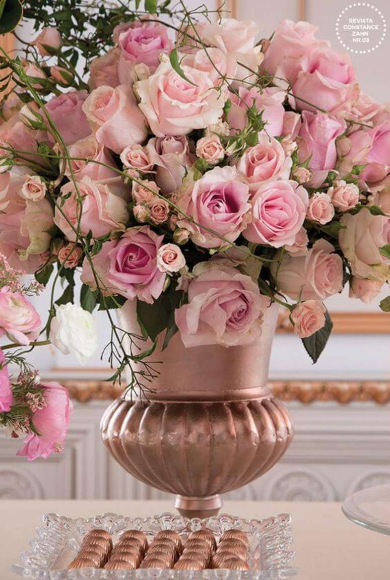 4. Vaso com rosas em tons de rosa claro – Via: Constance Zahn