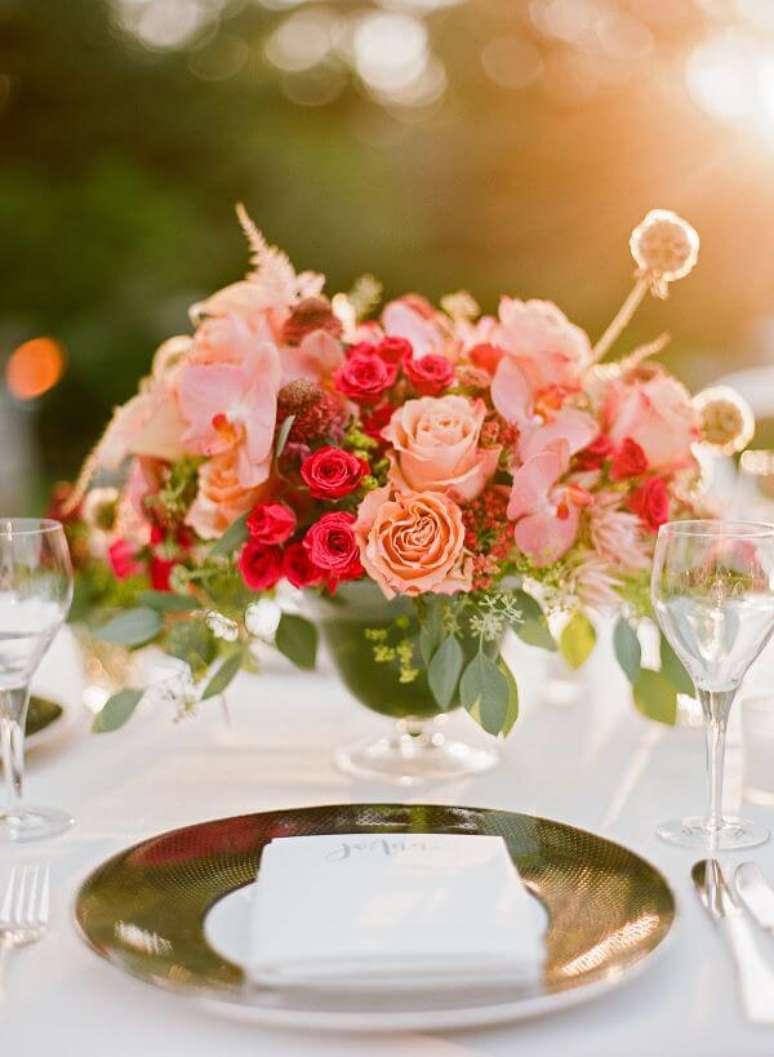 32. Arranjo delicado com rosas para decorar mesa de jantar – Via: Stewart Weddings