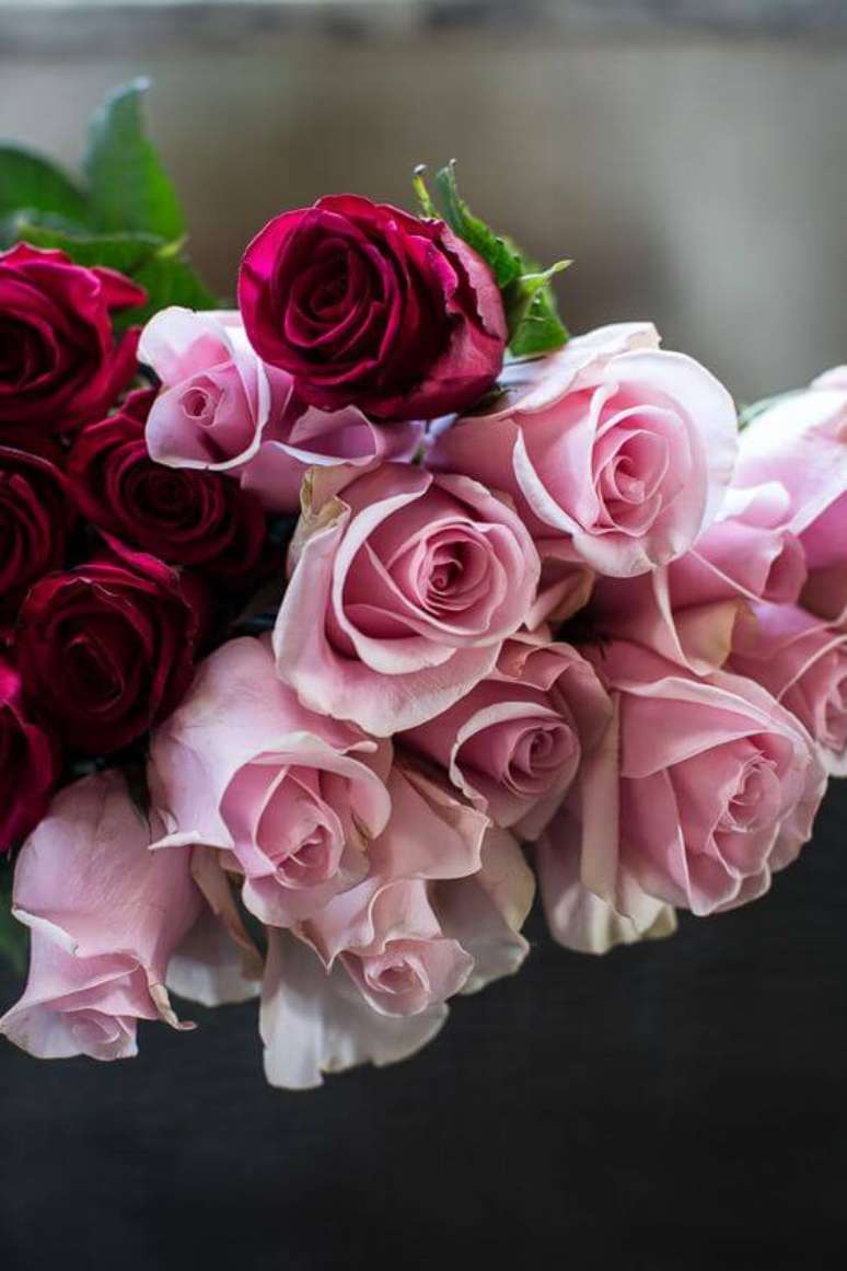 39. Misture tons para ter arranjos lindos com flores rosas – Via: Pinterest