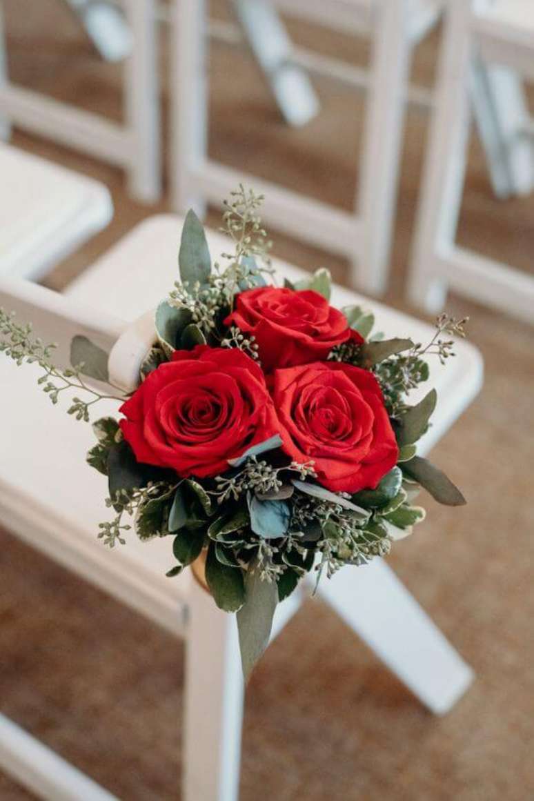 37. Cadeiras decoradas com rosas vermelhas – Via: Pinterest