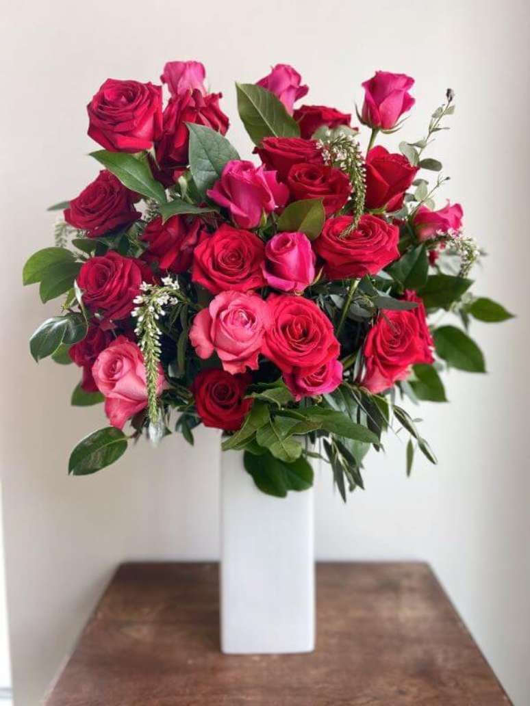 44. Vaso branco com rosas vermelhas e pink – Via: Pinterest
