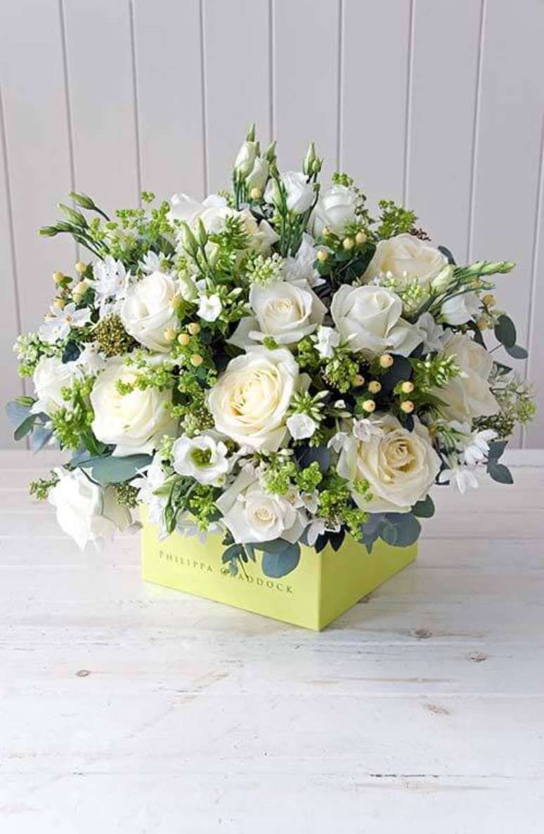 51. Vaso de rosas brancas – Via: Flowerona