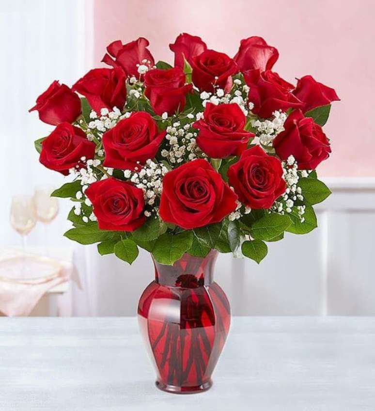 52. Vaso vermelho com rosas da mesma cor – Via: Pinterest