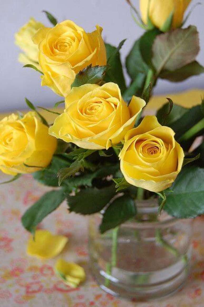 56. Vaso de rosa amarela – Via: Pinterest