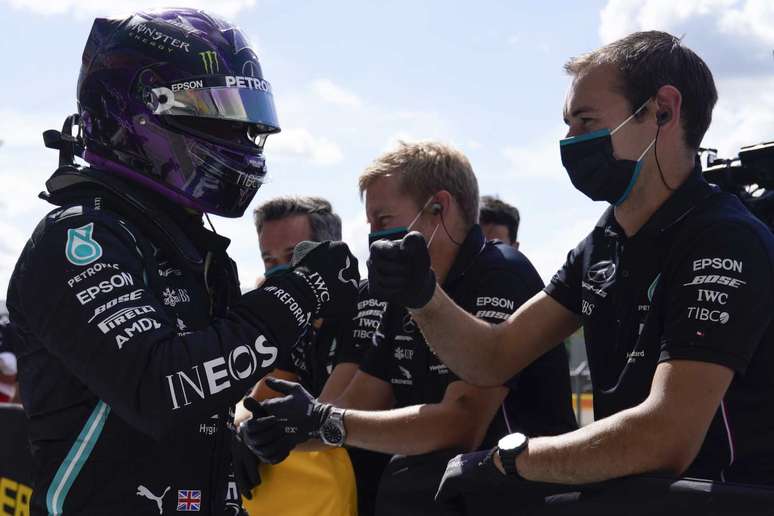 Lewis Hamilton comemora mais uma pole na carreira com a Mercedes 