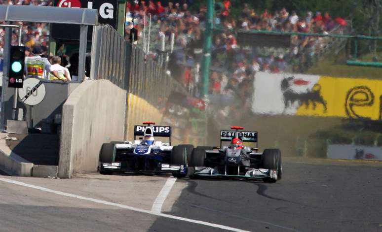 Rubens Barrichello é espremido, mas passa Michael Schumacher no GP da Hungria 2010 