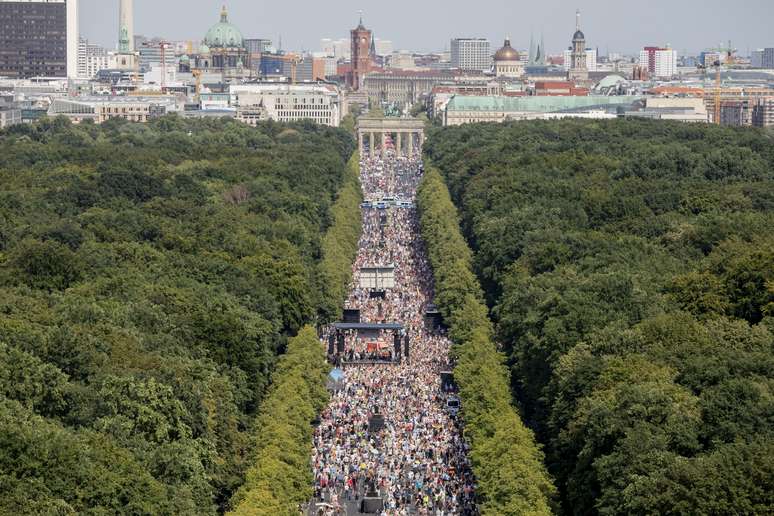 Em Berlim, milhares protestam contra restrições impostas pela covid-19