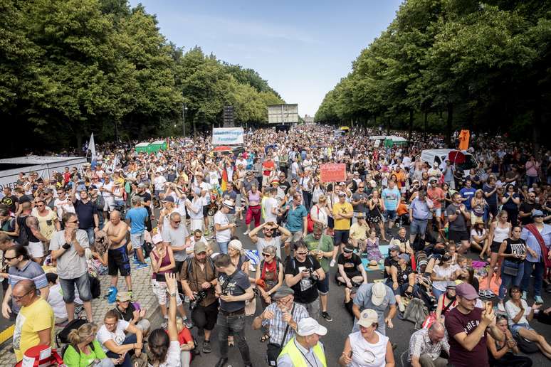 Poucas máscaras foram vistas em meio aos grupos que caminhavam do portão de Brandemburgo até o parque Tiergarten.