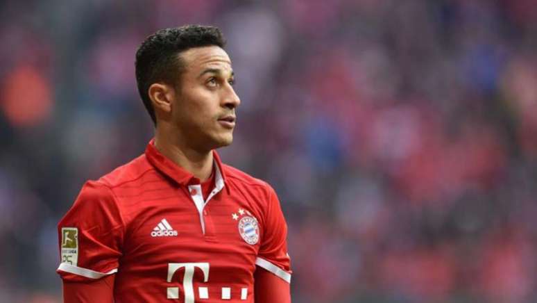 Thiago Alcântara tem atraído diversos gigantes europeus e não deve seguir no Bayern de Munique (AFP)