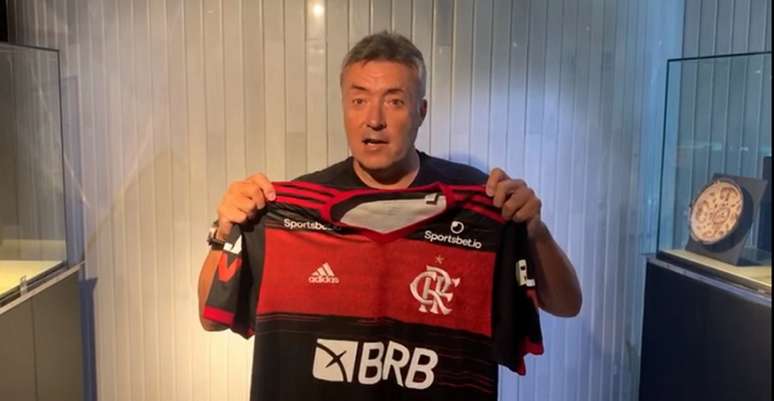 Torrent posa com a camisa do Flamengo (Foto: Reprodução / YouTube)