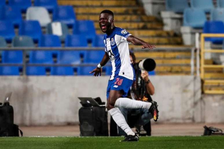 Mbemba marcou os dois gols do porto (Foto: CARLOS COSTA / AFP)