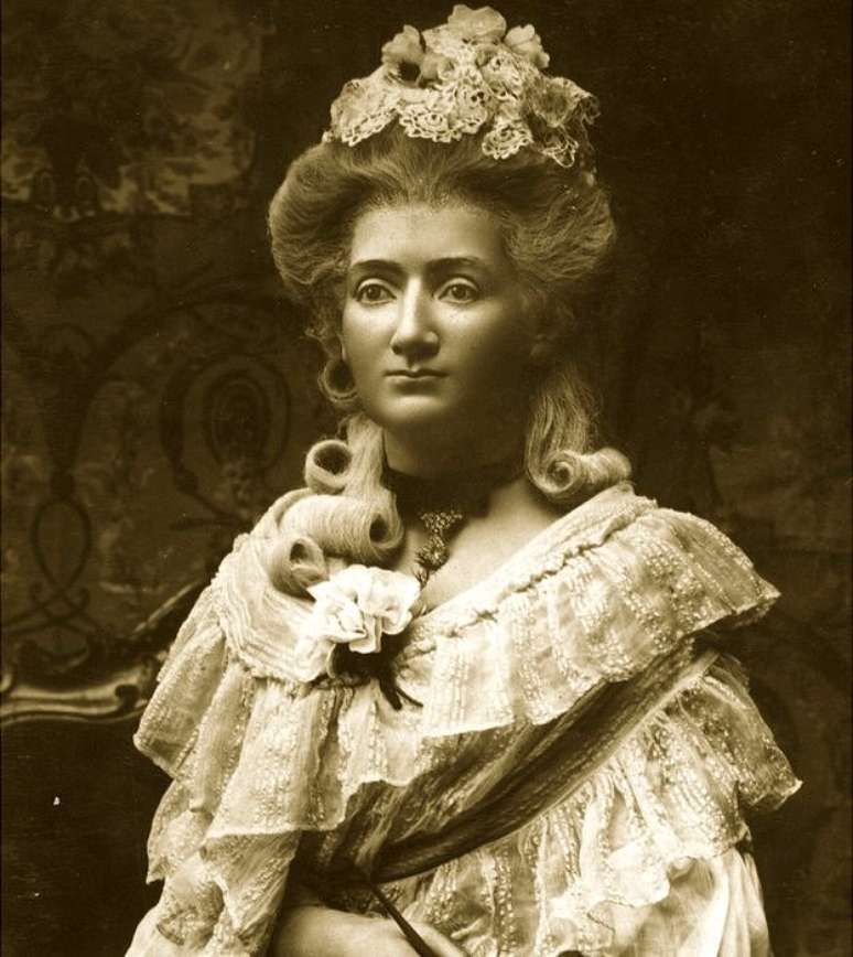 Embora mal soubesse ler ou escrever em francês e tivessechegado na Inglaterra sem falar inglês, Madame Tussaud triunfou