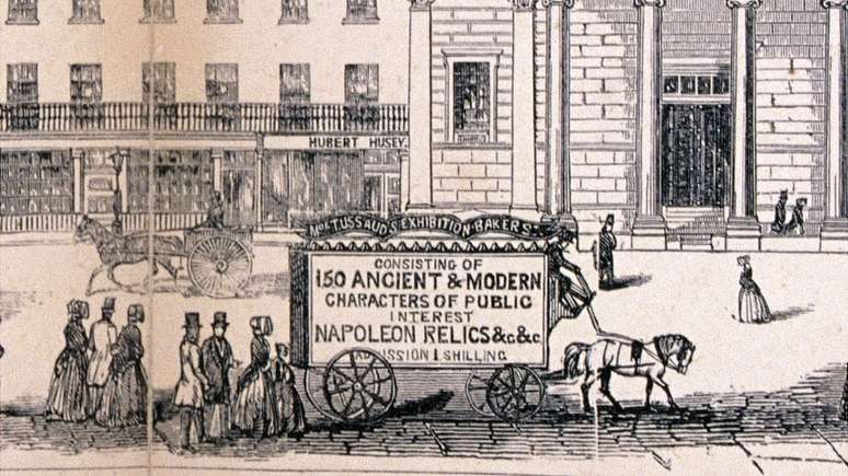 As carruagens que carregavam suas figuras de cera eram outdoors.