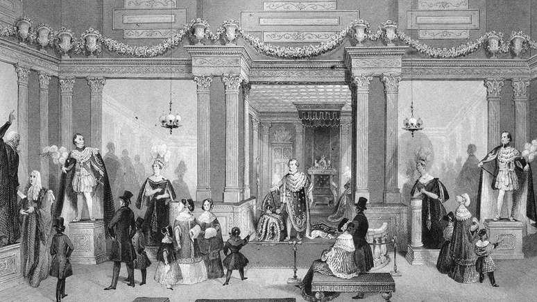 Os visitantes caminhavam entre as figuras de cera das celebridades.