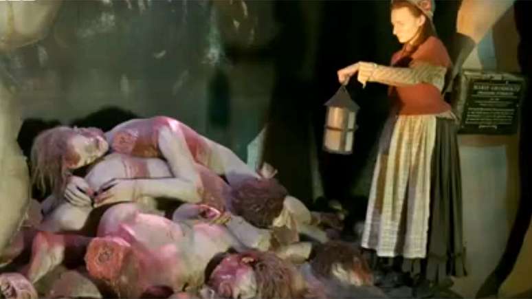 A cena horrenda que Marie descreveu realmente aconteceu: os corpos eram trazidos a ela e ela tinha que fazer moldes e figuras de cera o mais r&aacute;pido poss&iacute;vel.