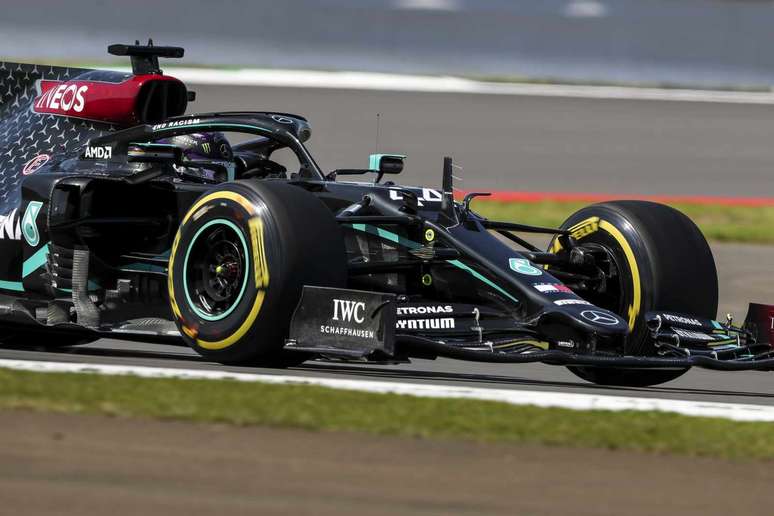 Lewis Hamilton marcou a pole-position do GP da Inglaterra 