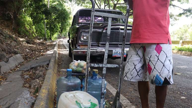 Muitas pessoas de Caracas chegam &agrave; montanha de &Aacute;vila em busca de &aacute;gua pot&aacute;vel.
