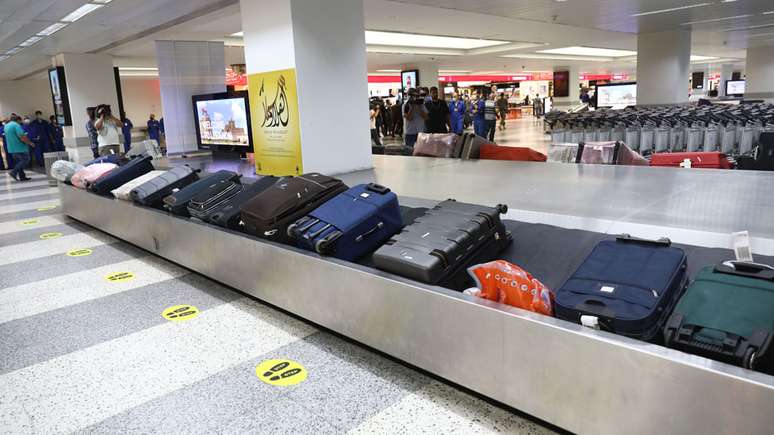 A água morta prende o navio e o move para frente e para trás, como uma esteira de malas no aeroporto