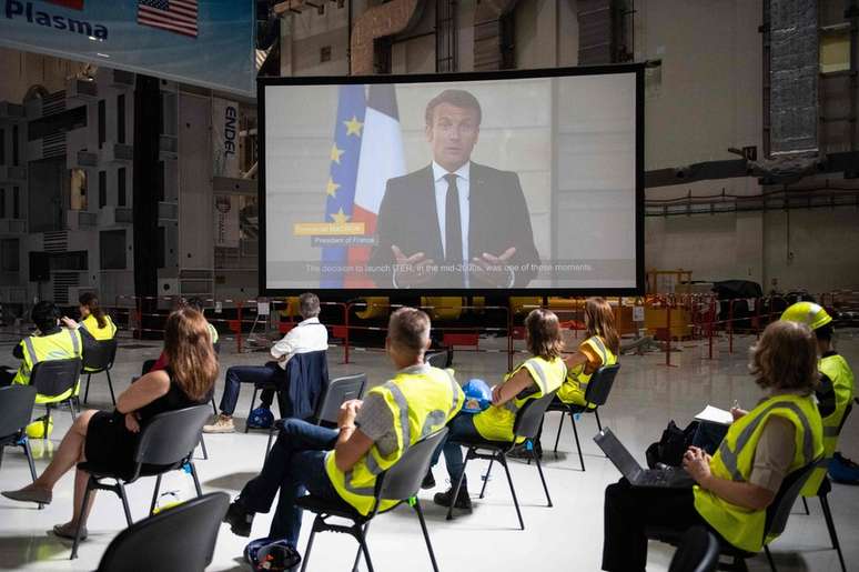O presidente francês, Emmanuel Macron, discursou na cerimônia por meio de uma transmissão ao vivo.