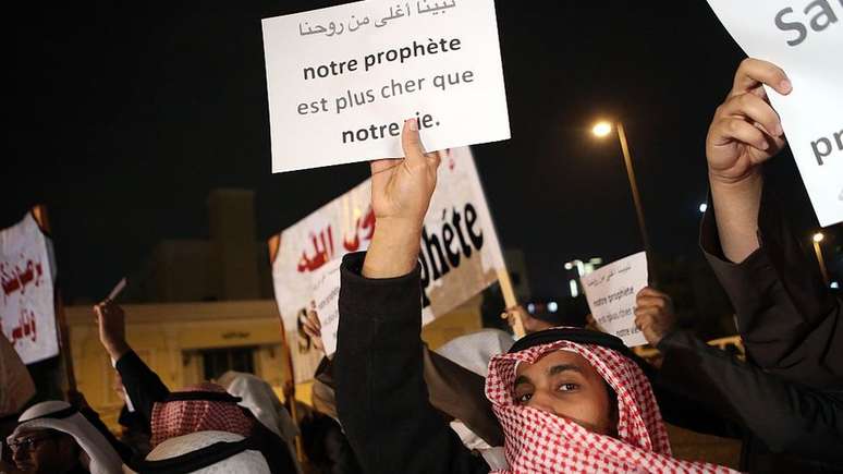 "Nosso profeta é mais precioso do que nossa vida", diz uma faixa em um protesto no Kuwait contra o periódico satírico Charlie Hebdo, após a publicação de uma ilustração mostrando o profeta Maomé chorando