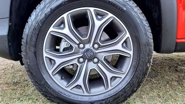 Rodas de liga leve de 15" com pintura cinza e excelente pneus Pirelli Scorpion ATR.