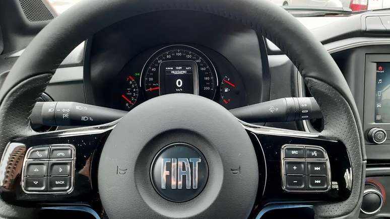 Quadro de instrumentos pobre e emprestado do Fiat Uno: nova Strada merecia algo melhor.