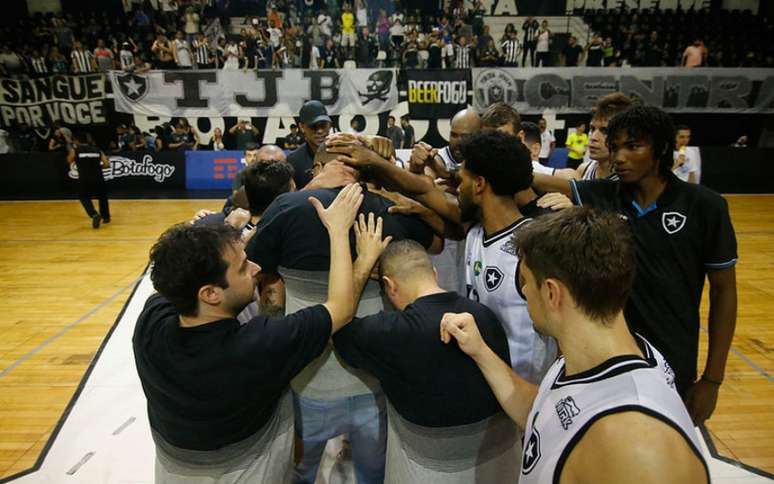 Torcida subiu no Twitter a hashtag "JuntosPeloBasquete (Foto: Vítor Silva/Botafogo)