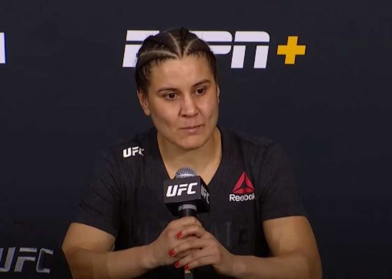 Jennifer se colocou a disposição para enfrentar a campeã da categoria dos moscas (Foto: Reprodução/UYouTube/UFC)