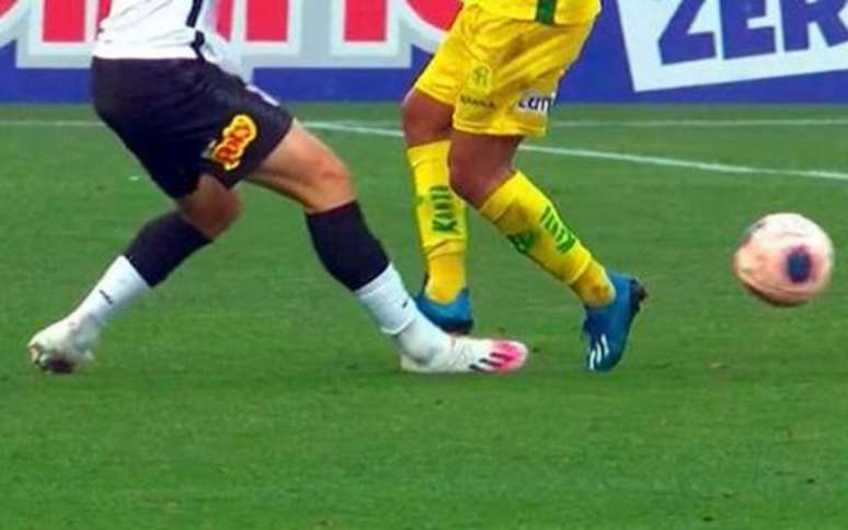 Juninho, do Mirassol, foi expulso após a entrada em Carlos Augusto, do Corinthians (Foto: Reprodução)