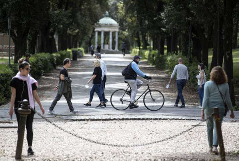 Italianos passeando na Vila Borghese, em Roma