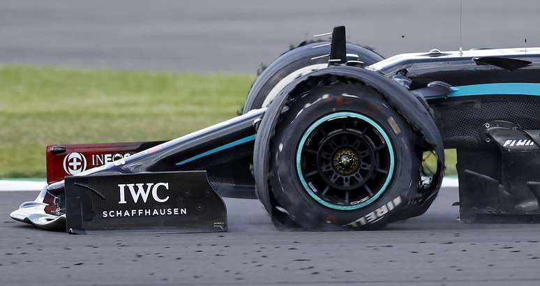 Lewis Hamilton bateu os 230 km/h com três pneus 