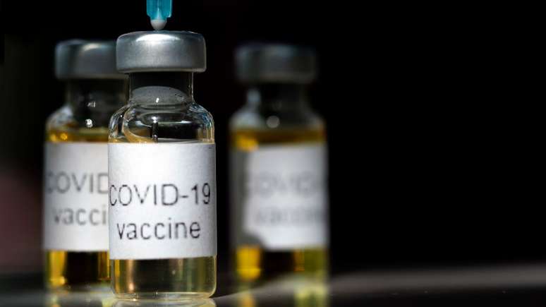'O órgão regulador é quem vai decidir se a vacina é segura e se será usada com o público', disse John Bell, professor de medicina da Universidade de Oxford.