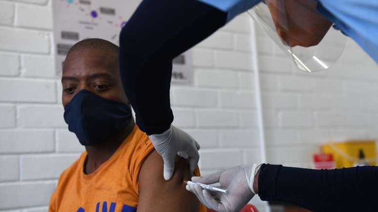 Um voluntário recebe a vacina de Oxford na África do Sul. Confirmar a eficácia da vacina na prevenção de infecções requer testá-la em países com um número alto de casos, como o Brasil