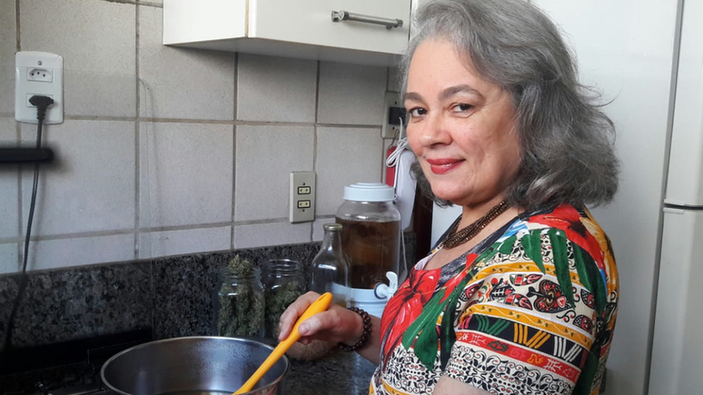 A médica Nina de Queiroz usa cannabis para preparar comida: 'Funciona muito bem para mim'