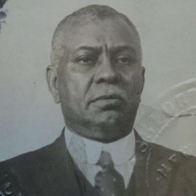 William Ellis em uma foto de passaporte de 1919
