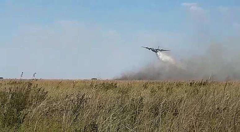Avião lança água em incêndio no Pantanal.