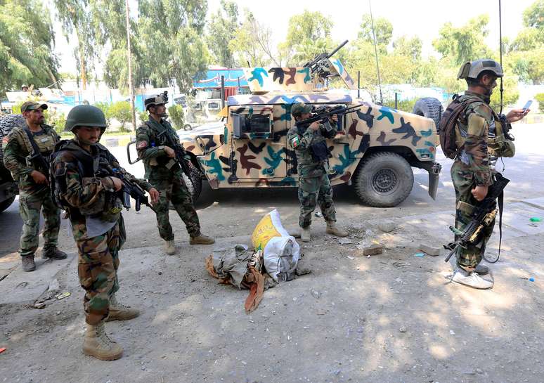 Forças afegãs patrulham área perto de prisão de que sofreu ataque do Estado Islâmico, em Jalalabad
03/08/2020
REUTERS/Parwiz