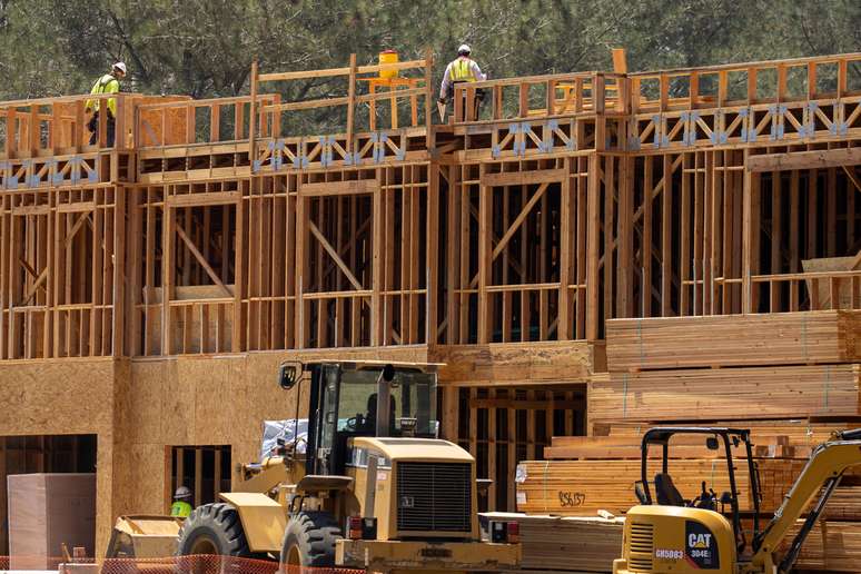 Trabalhadores da construção civil em um projeto residencial durante o surto da doença causada pelo coronavírus (Covid-19) em Encinitas, Califórnia, EUA, 30 de julho de 2020. REUTERS/Mike Blake