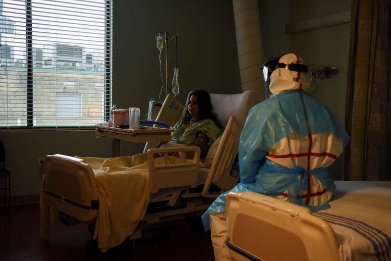 Estudante de medicina examina jovem que foi hospitalizada com Covid-19 em hospital em Houston, Texas. 25/07/2020. REUTERS/Callaghan O'Hare. 

