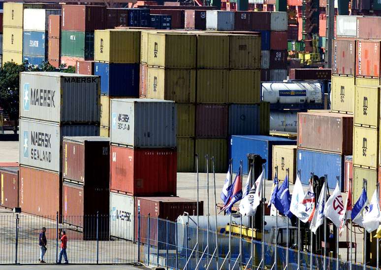 Containers são vistos no porto do Rio de Janeiro. 14/08/2003. REUTERS/Bruno Domingos. 

