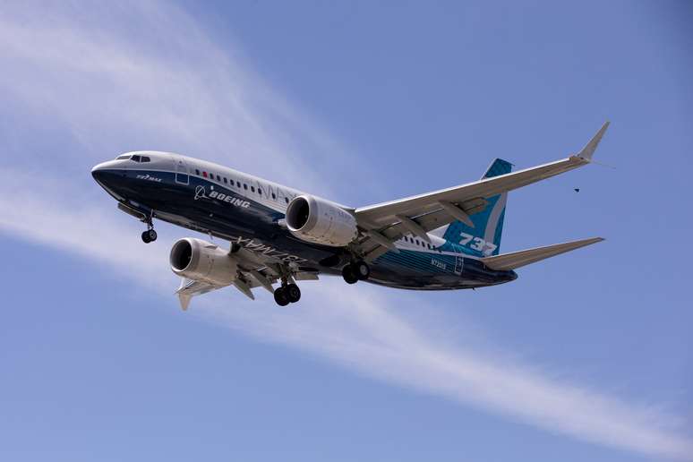 Vista de aeronave Boeing 737 MAX prestes a pousar em aeroporto da companhia em  Washington. 29/6/2020. REUTERS/Karen Ducey