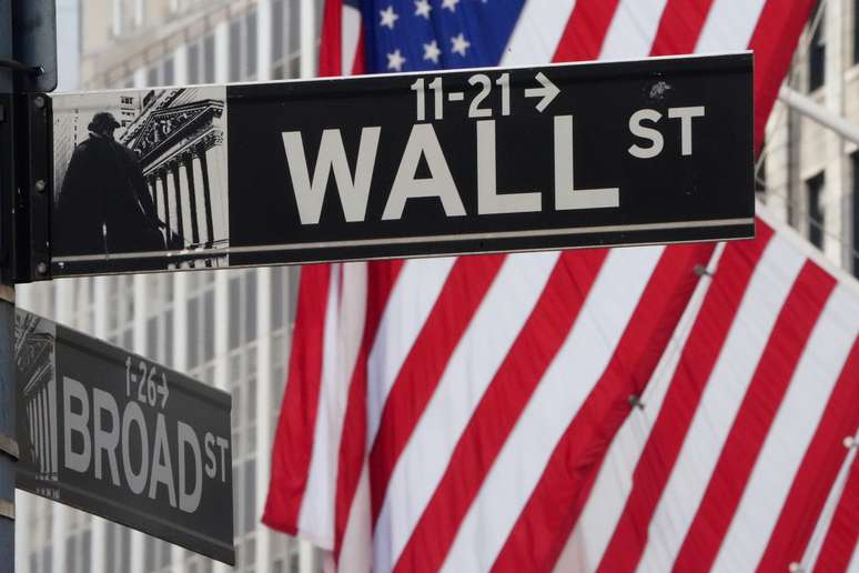 Placa indicando Wall Street, em Nova York, 9 de março de 2020. REUTERS/Carlo Allegri