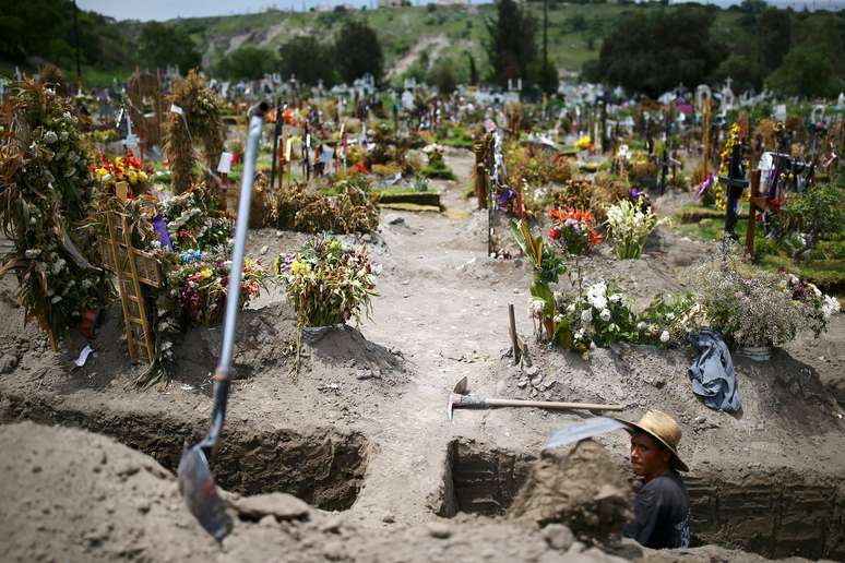 Funcionário de cemitério da Cidade do México abre novas covas
31/07/2020
REUTERS/Edgard Garrido